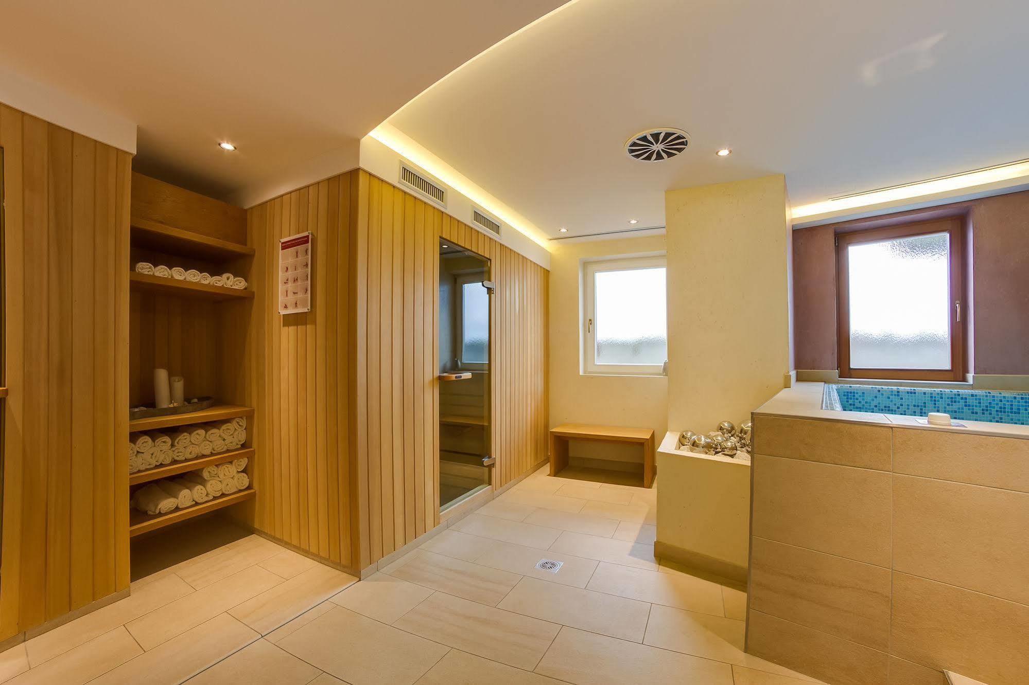 Hotel Berger Superior 리바 디 투레스 외부 사진